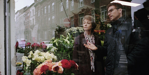 Foto dei due protagonisti davanti ad una vetrina di fiori