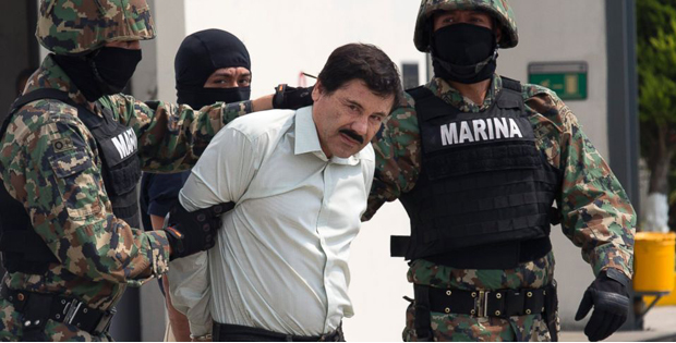 Foto di un narcotrafficante sotto arresto dai militari