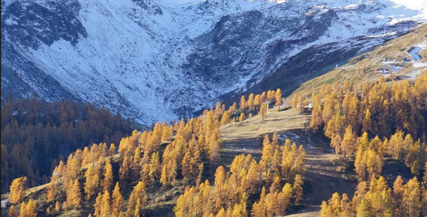 Foto panoramica di un paesaggio alpino