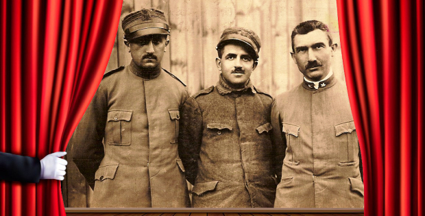 Una vecchia foto con tre soldati dietro ad un sipario