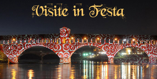 Foto del ponte Coperto in tema natalizio illuminato e colorato