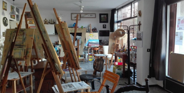 Foto di un laboratorio di pittura con sedie e cavalletti