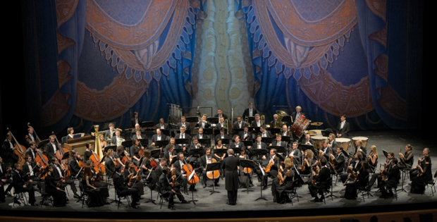 La foto con l' Orchestra sul palco di un teatro
