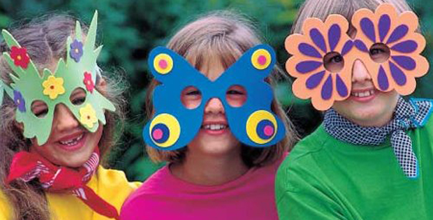 Bambini con maschera autoprodotta