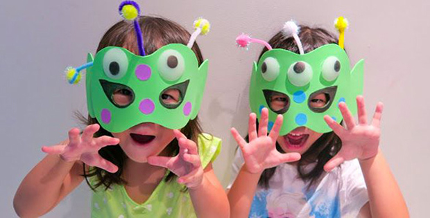 Bambine con maschera autoprodotta