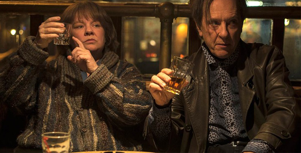 Foto di una scena del film con i protagonisti che bevono al bar