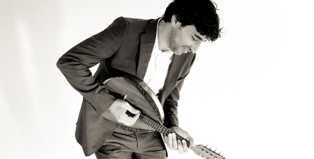 Una foto dell' artista che suona il mandolino