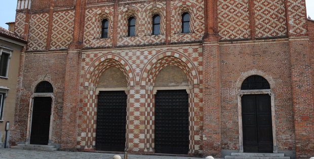 Foto con ingresso della chiesa di San Francesco