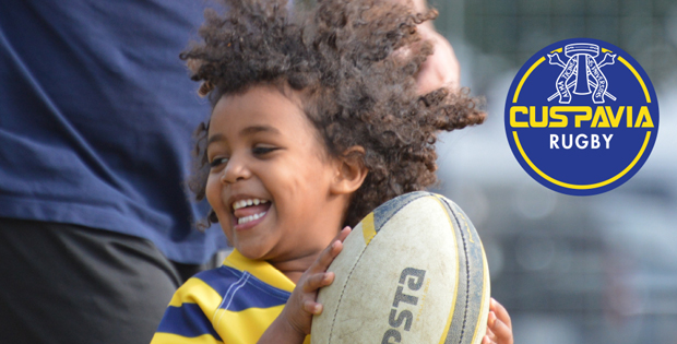 Una foto con bambino che gioca a rugby