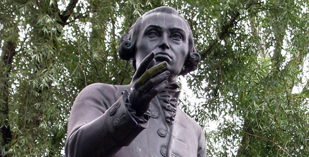 immagine di una statua in bronzo di Immanuel Kant