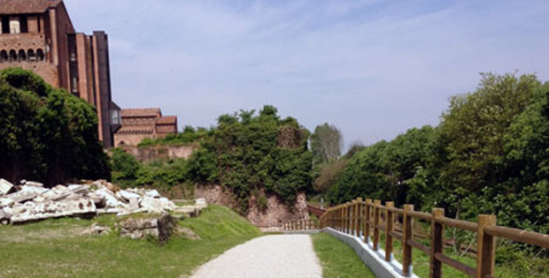 immagine della ciclabile che costeggia le mura del Castello Visconteo