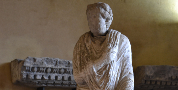 Particolare della statua romana Il "muto dall'accia al collo"