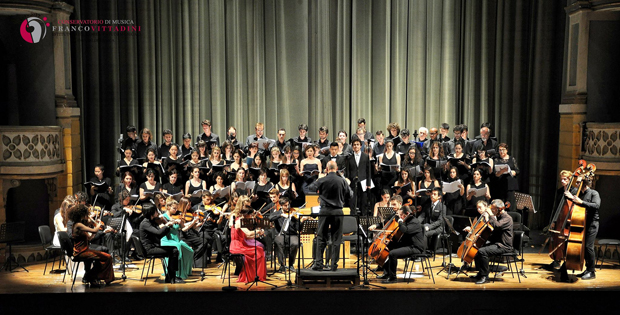 immagine dell'orchestra del Vittadini sul palco del Teatro Fraschini