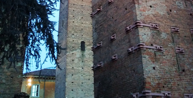 immagine particolare delle torri di Piazza Leonardo Da Vinci a Pavia