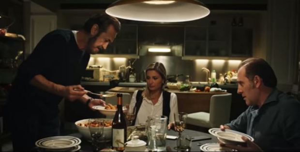 Immagine scena del film con i protagonisti a tavola