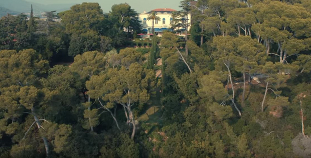 Foto panoramica che ritrae la villa della location del film