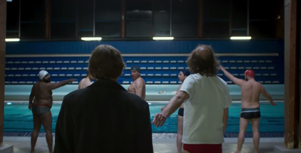 Scena del film che ritrae i protagonisti in piscina
