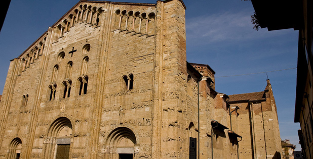 Foto della facciata della chiesa di San Michele a Pavia