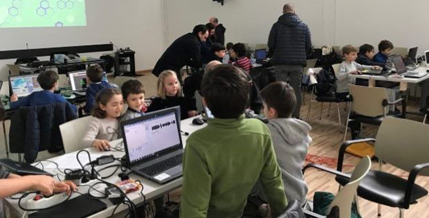 Foto con gruppo di bambini che lavorano al computer