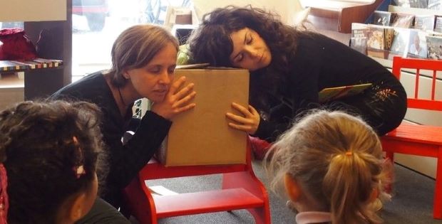 Foto delle protagoniste Anna Polgatti e Tiziana Maestri che giocano con i bambini