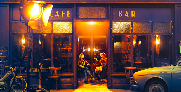 I protagonisti seduti al tavolino di un Bar Caf
