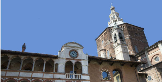 immagine della facciata vista dal basso di Palazzo Broletto