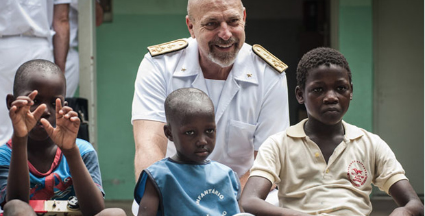Foto dell' ammiraglio con bambini