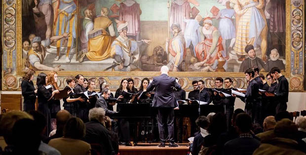 immagine del coro del Collegio Borromeo in azione