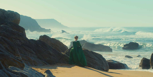 Una scena del Film con protagonista su una spiaggia con mare in tempesta