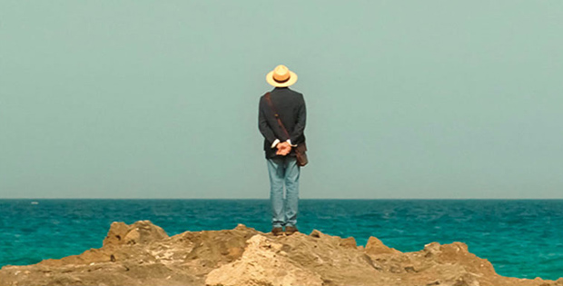 Scena del film che ritrae la protagonista che contempla il mare