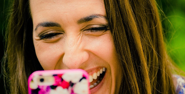 Immagine di una persona che ride al telefono