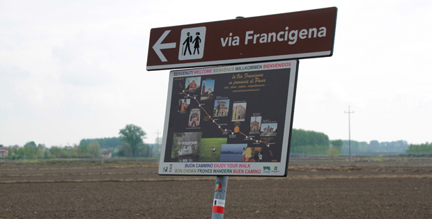 La foto di un cartello segnaletico che indica la via Francigena