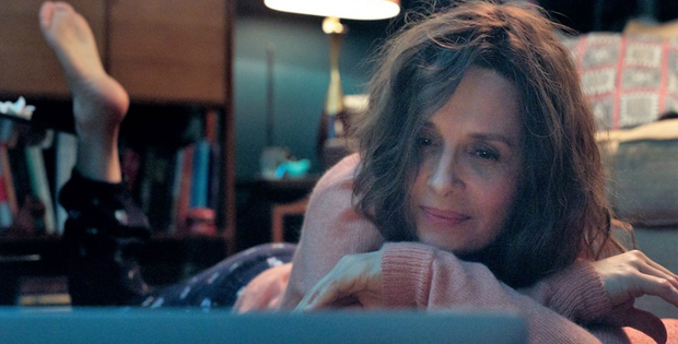 Immagine scena del film con la protagonista sdraiata sul letto
