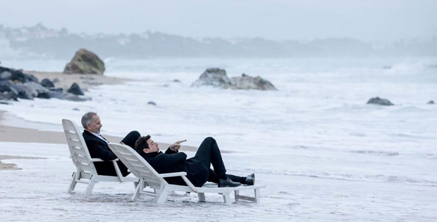 Scena del film con protagonisti sulla spiaggia