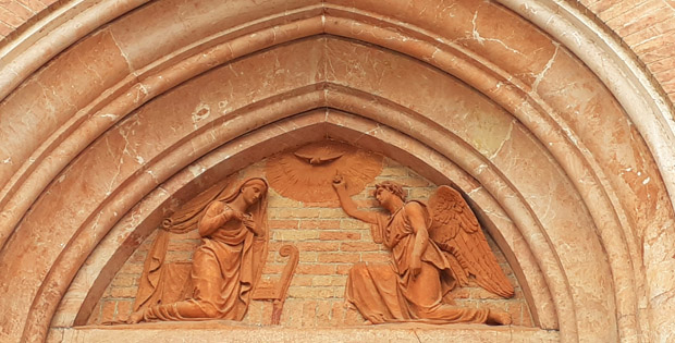 immagine di bassorilievo su chiesa S. Maria del Carmine