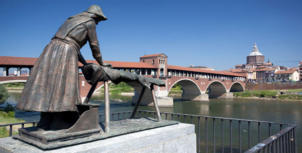 La Lavandaia davanti al Ponte Coperto di Pavia