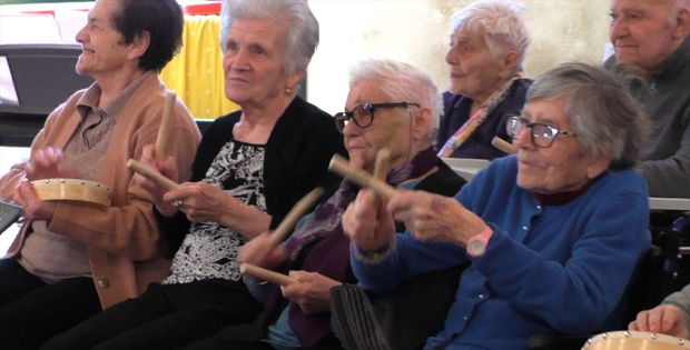 immagine di anziani che suonano strumenti a percussione