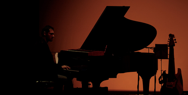 Foto del musicista Marco Bottazzi al pianoforte