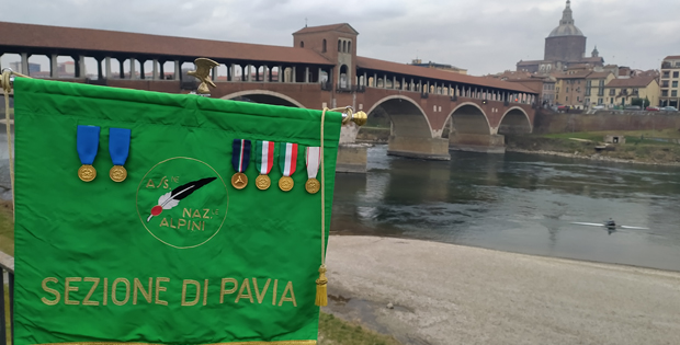Bandiera sezione Alpini di Pavia con ponte coperto sullo sfondo