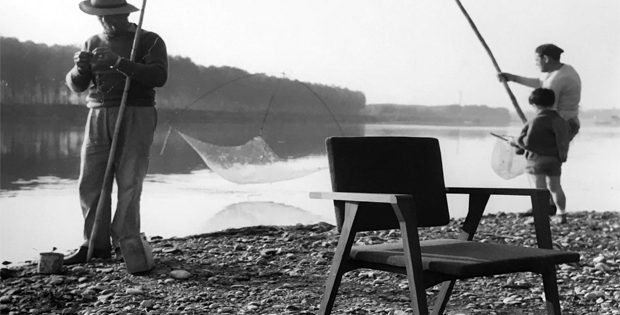 foto con pescatori in riva al fiume e primo piano di sedia di design