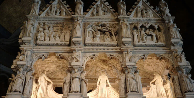 immagine della facciata della Basiica di San Pietro in Ciel d'Oro