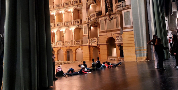 immagine di cittadini sul palco del Teatro Fraschini