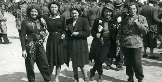 immagine in bianco e nero di donne partigiane